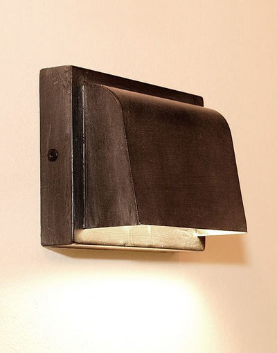 Nith exterior wall light